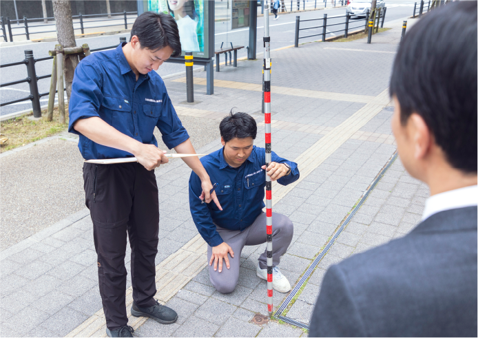 測量を行う土地家屋調査士
